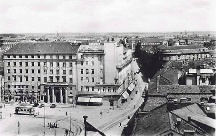 Trg bana Jelačića 1930. godine, dovršava se lijeva zgrada današnje Gradske štedionice (ona je nastala spajanjem dviju zgrada)